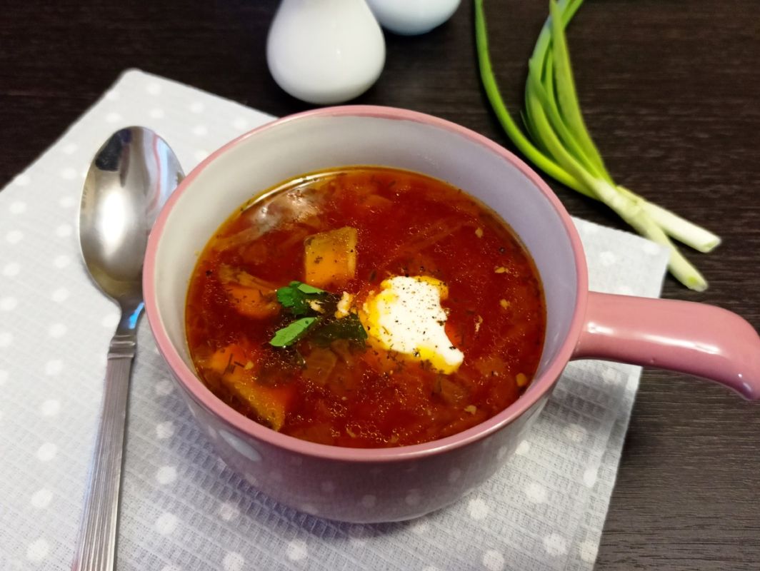 Наваристый борщ с квашеной капустой и грибами на утином бульоне