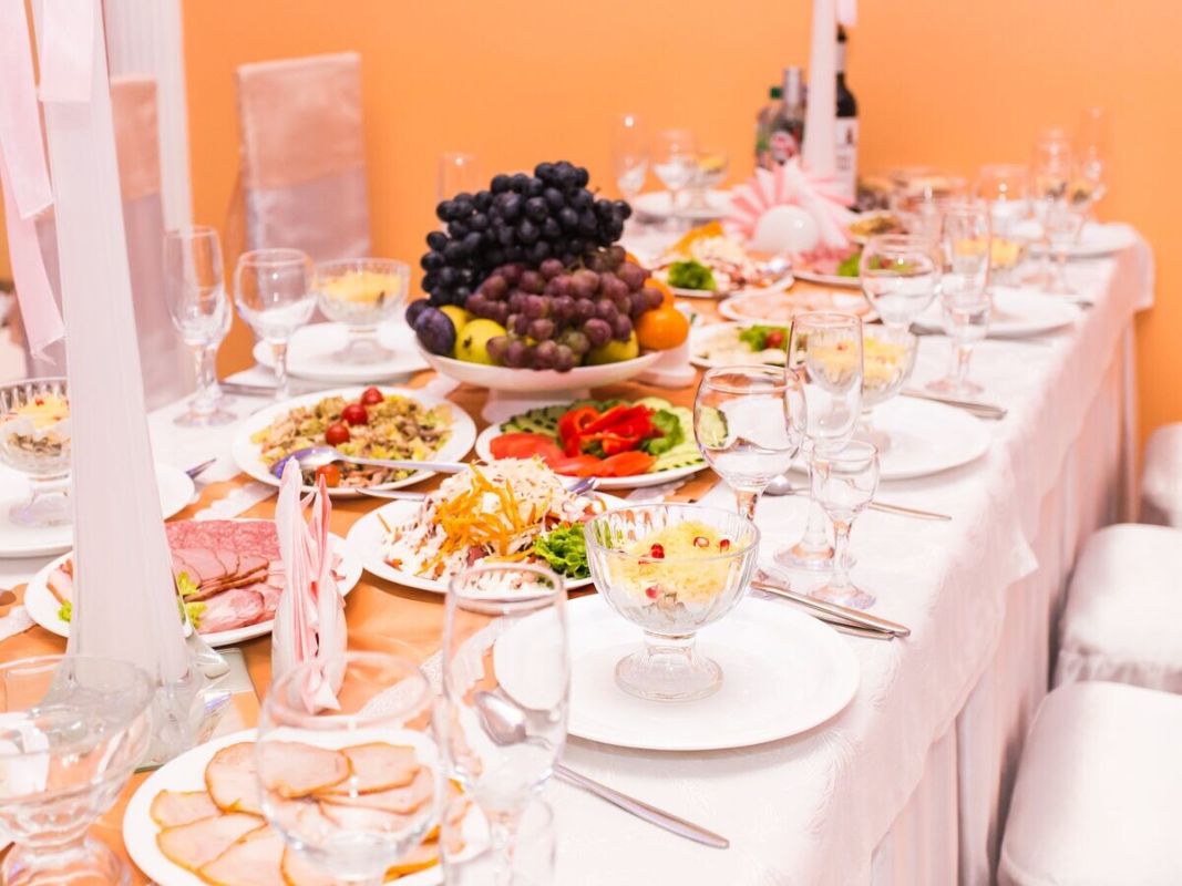 Как сохранить здоровье за новогодним столом: практичные советы по питанию