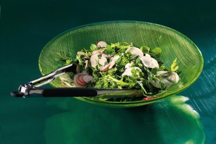 Свежее оригинальное блюдо: зелёный салат с редисом и дайконом