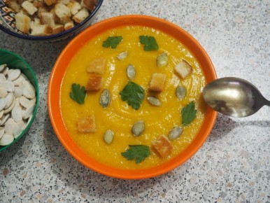 Пряный тыквенный крем-суп с хрустящими чесночными сухариками