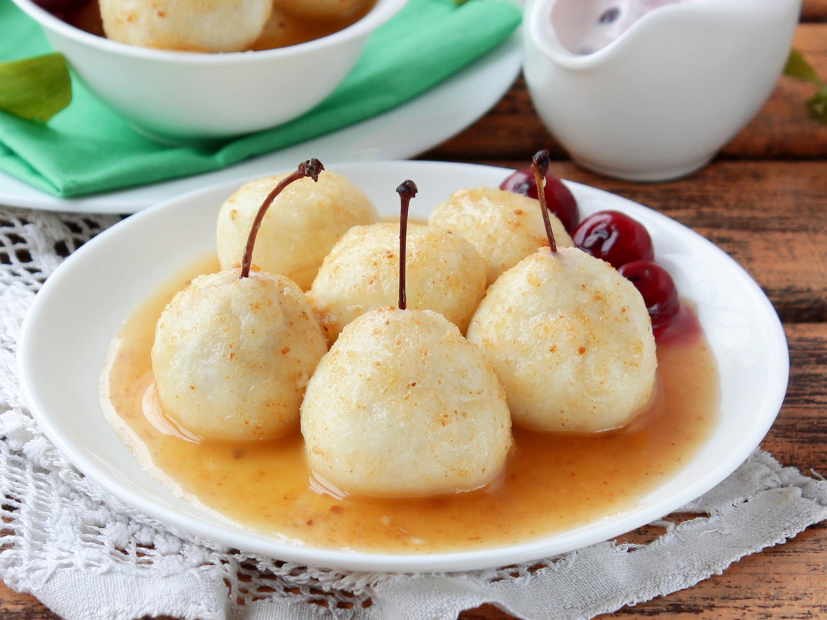 Легкий завтрак: кнедлики с вишней и медом для идеального утра