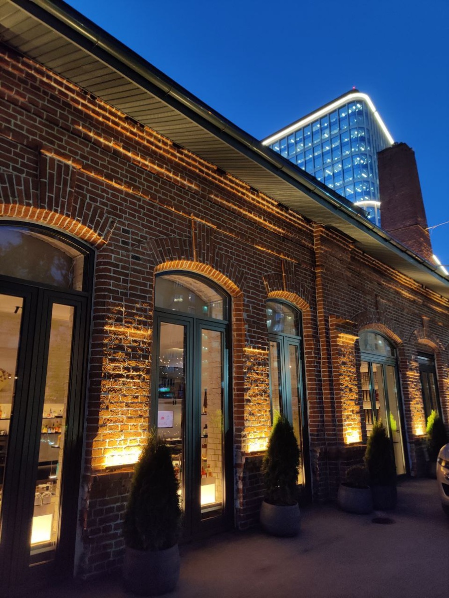 На Грузинском валу открылся новый ресторан Leps с азиатской кухней и караоке