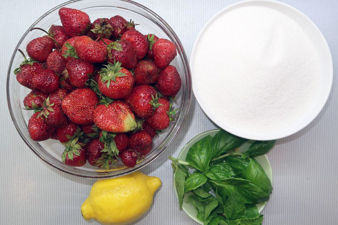 Клубничное варенье с лимоном, базиликом и мятой: рецепт с летним ароматом