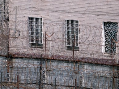 Необычная попытка передачи: сладости стали укрытием для гаджетов