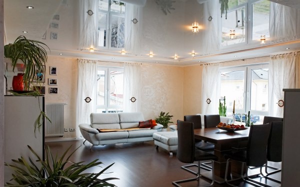 Секреты идеальной чистоты: как правильно ухаживать за натяжными потолками