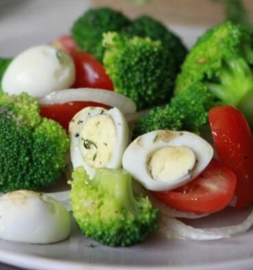 Нежный овощной салат с брокколи — идеальный выбор для весеннего обеда