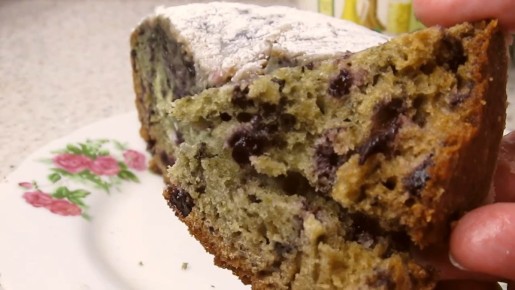 Нежная коврижка с голубичным вареньем: простой и вкусный рецепт