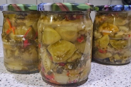 Как заготовить зеленые помидоры с чесноком и зеленью на зиму