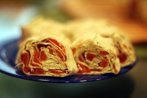 Вкусный рулет с семгой и сыром для вашего стола