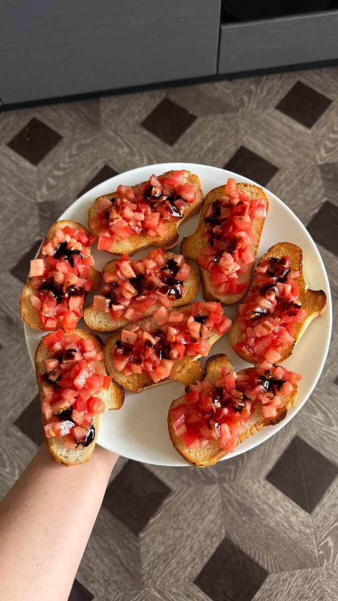 Чем порадует простая брускетта с томатами