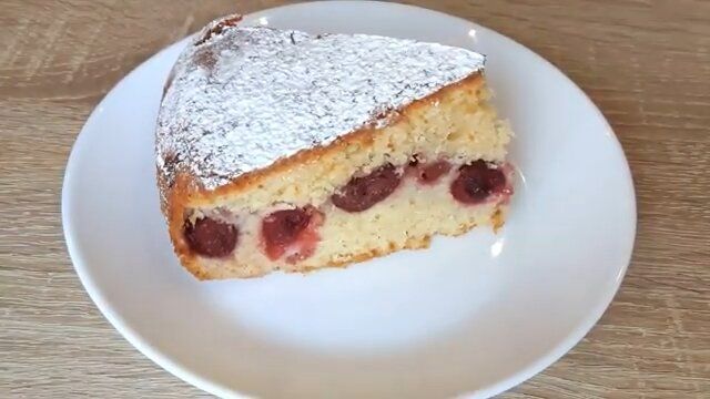 Нежный пирог с вишней — идеальное угощение для всей семьи