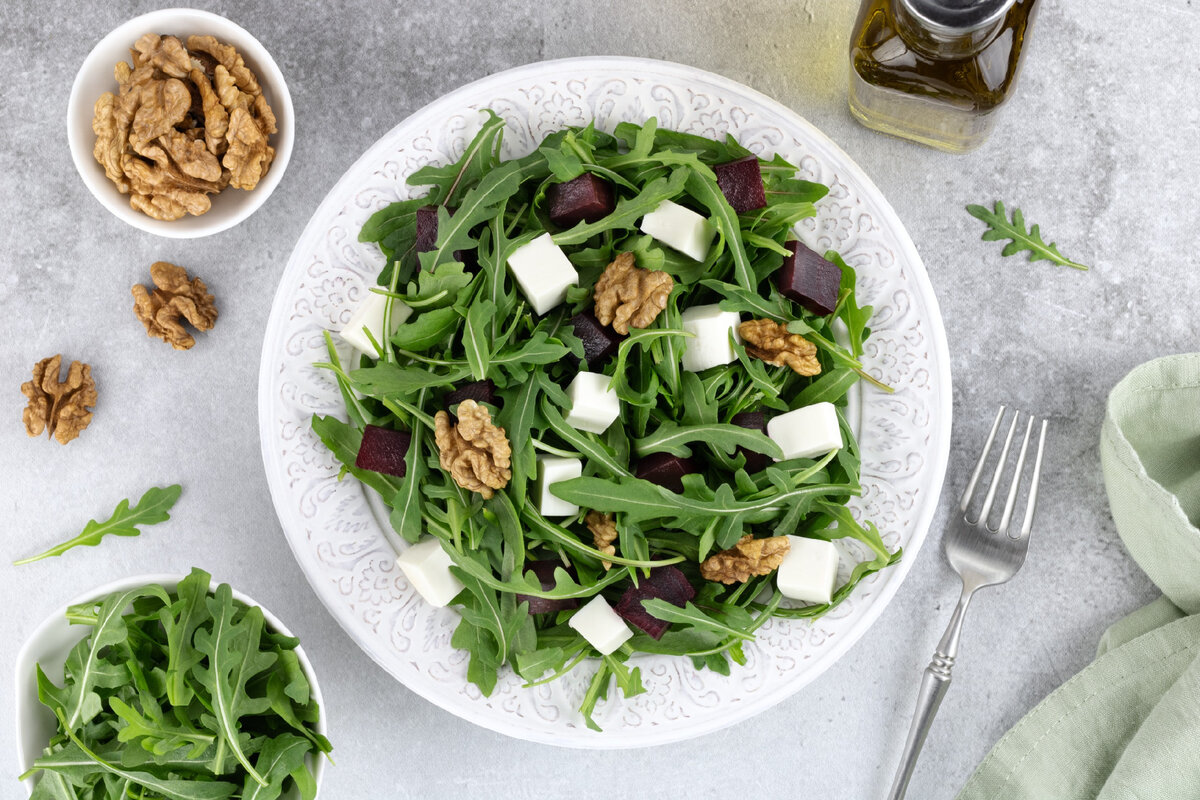 Салат "Ореховая греза" с рукколой и грецкими орехами