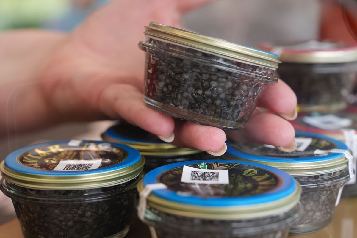 К удивлению гурманов: цена бутерброда с черной икрой в России