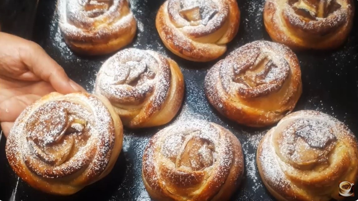 Как испечь удивительные булочки с яблоками и творогом