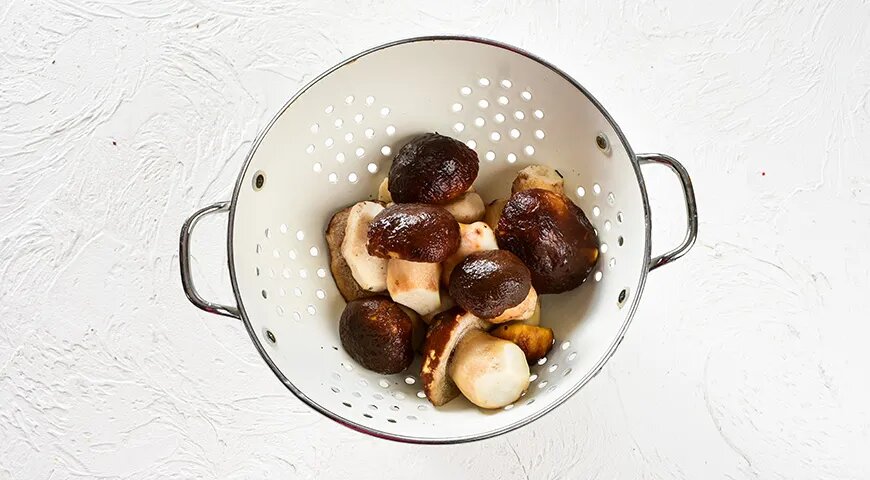 Как приготовить белые грибы в сметанном соусе: пошаговый рецепт