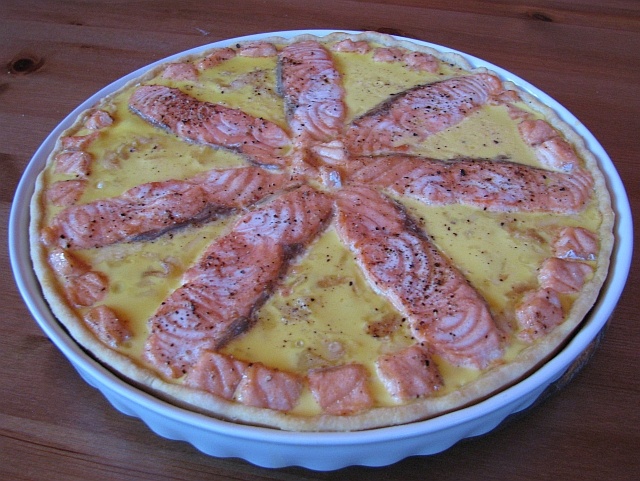 Нежный киш с лососем и кабачком: готовим по-французски