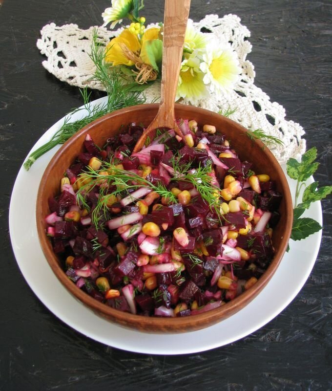 Вкусный салат из свеклы и кукурузы для яркого стола