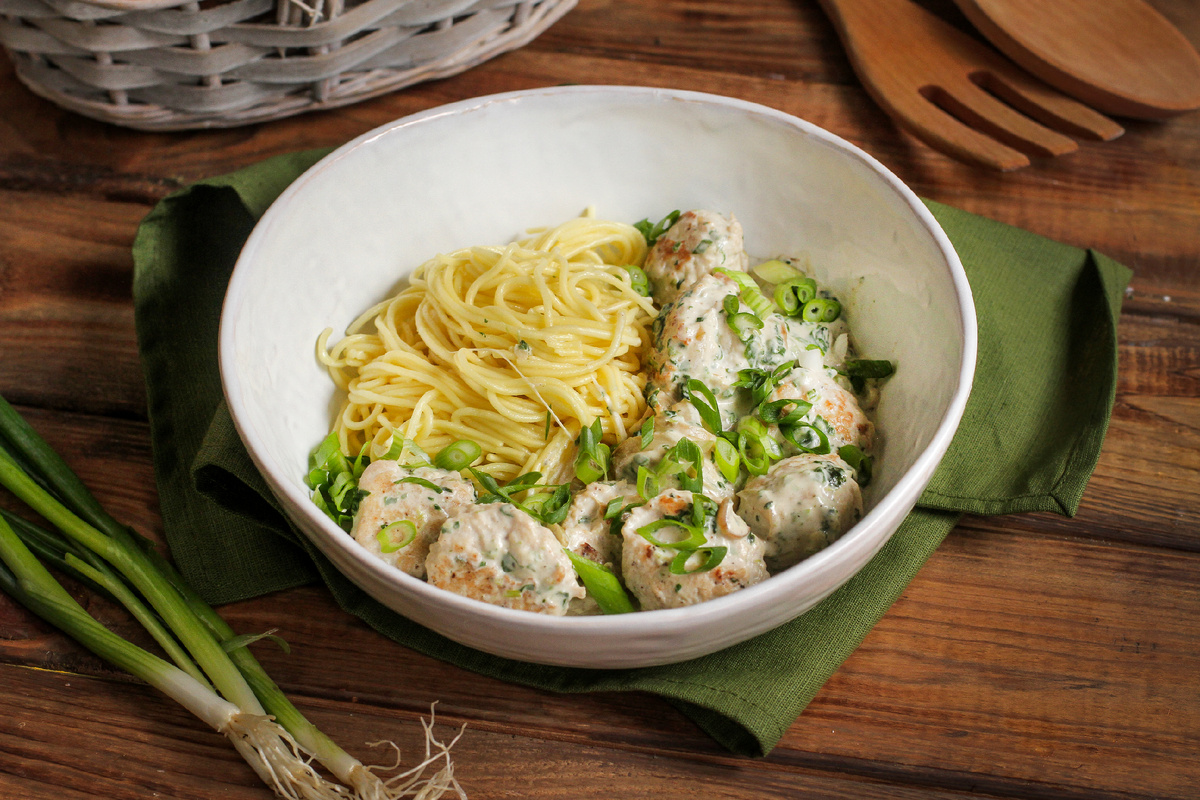 Необычные фрикадельки из курицы с спагетти и сливочным соусом