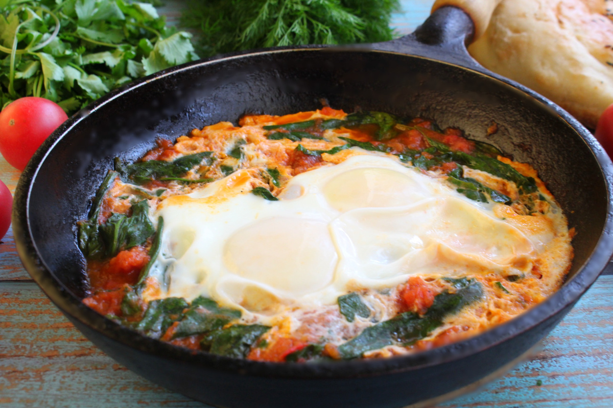 Идеальная яичница: завтрак с помидорами и шпинатом