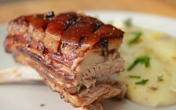 Сочная свиная грудинка в рукаве: легкость и вкус без лишних хлопот