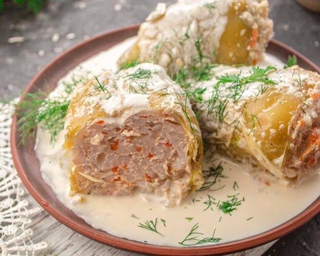 Фаршированные перцы в сметанном соусе: нежное открытие для вашего стола