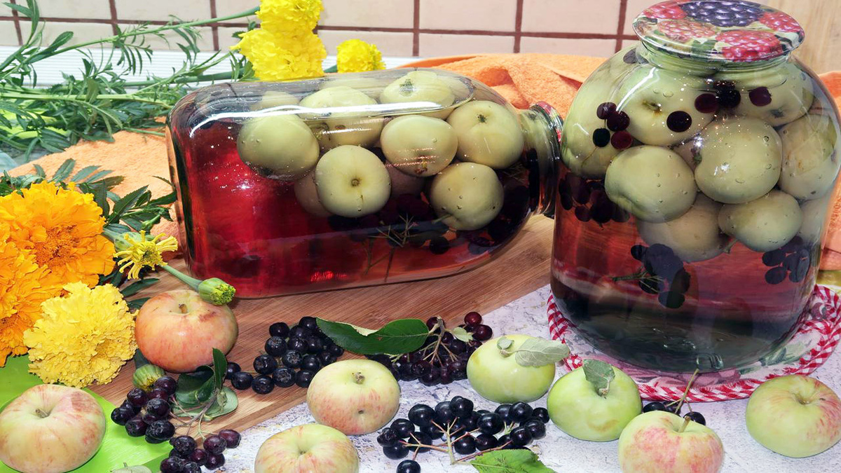 Ароматный компот из яблок и черноплодной рябины на зиму