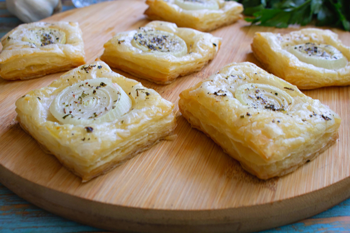 Слойки с луком и ароматными травами: быстрое лакомство