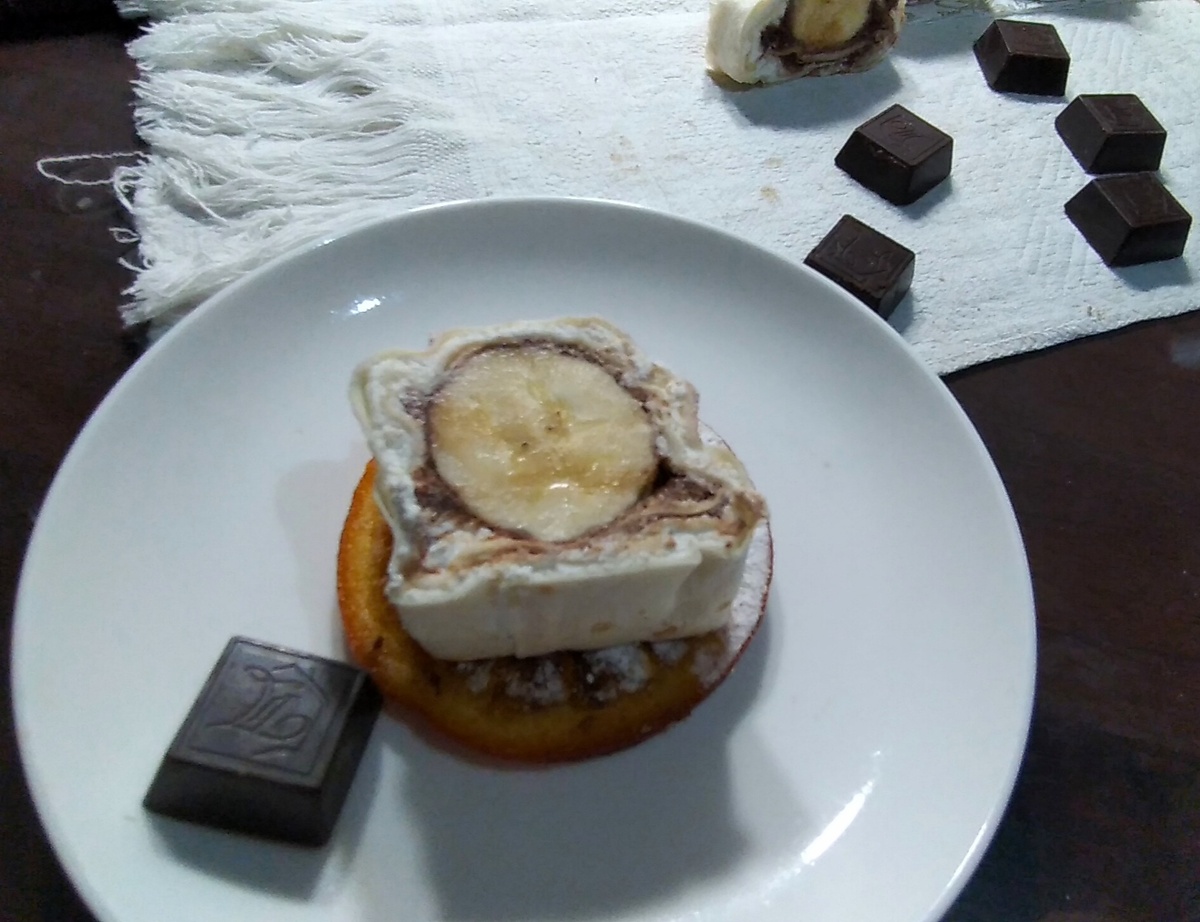 Вкусный рулет с бананом и творогом: идеальный десерт без выпечки