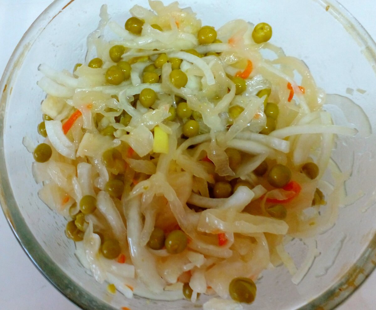 Легкий и вкусный салат из квашеной капусты за 7 минут
