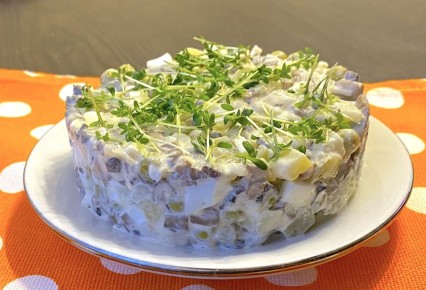 Новый взгляд на классический оливье: салат с шампиньонами