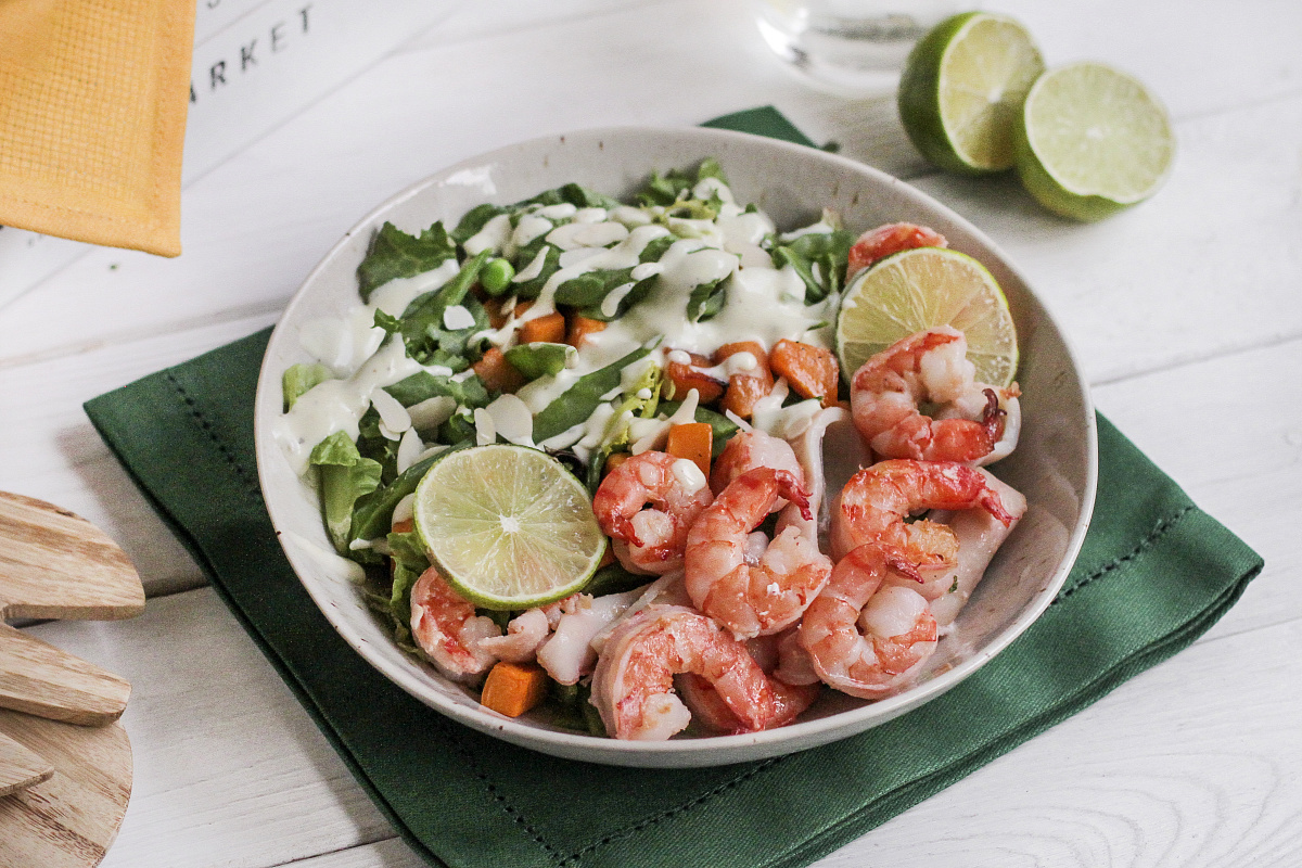 Невероятный теплый салат Кабуки с морепродуктами и лаймовым соусом