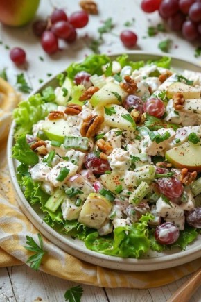 Салат, который удивит: курица с виноградом и орехами