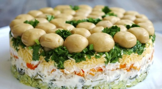 Необычный салат «Грибная поляна»: как удивить гостей и украсить праздничный стол