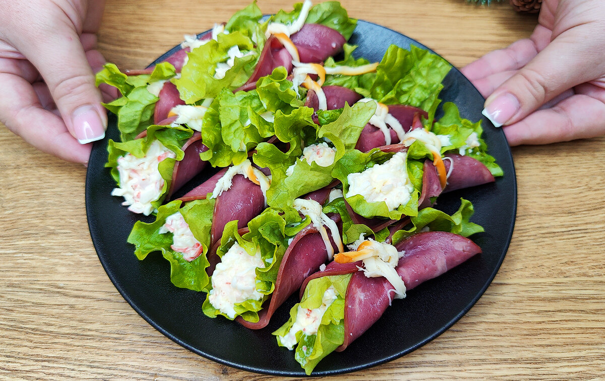 Необычная закуска из крабовых палочек: праздничное угощение за считанные минуты