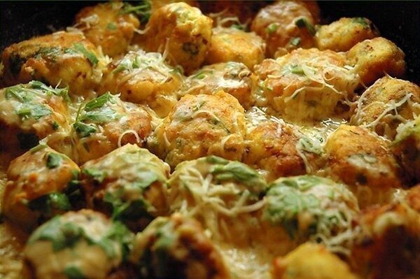 Необычные куриные шарики в сливочном соусе: быстро и вкусно