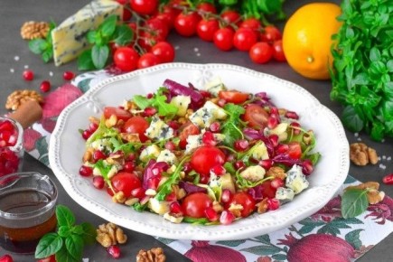 Салат с гранатом и сыром: яркое угощение за считанные минуты