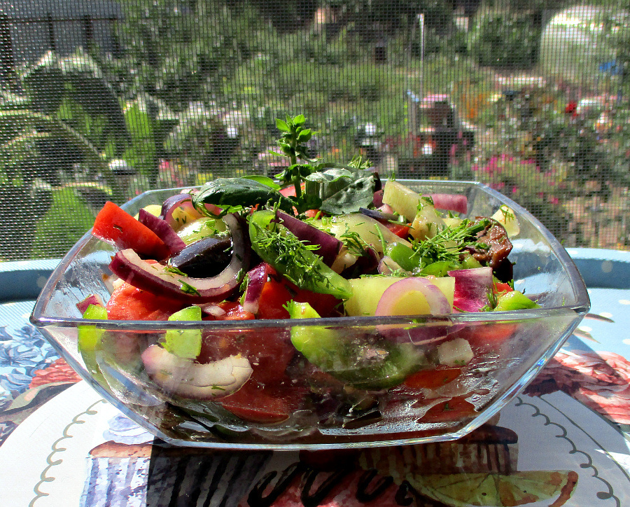 Салат с жареными баклажанами: летний вкус, который нельзя пропустить