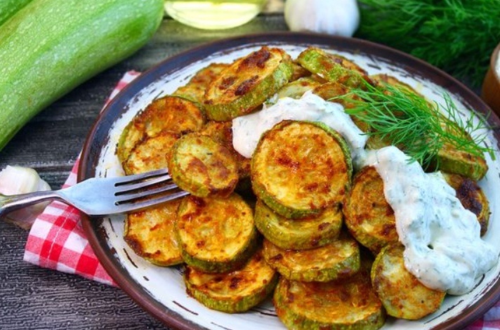 Как приготовить запечённые кабачки со сливочно-чесночным соусом