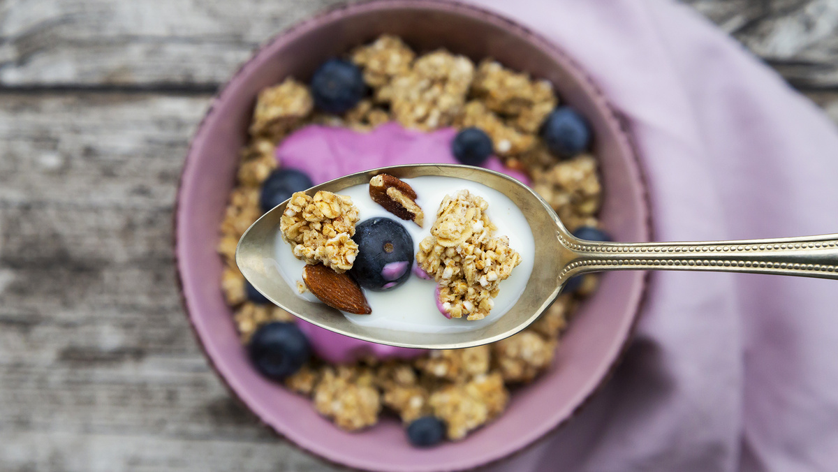 Мюсли или гранола: как выбрать здоровый завтрак?