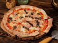 Незабываемая грибная пицца с беконом и карамелизированным луком