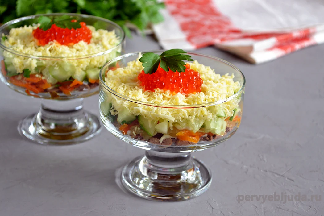 Элегантные салаты в бокалах: удивите гостей на праздничном столе