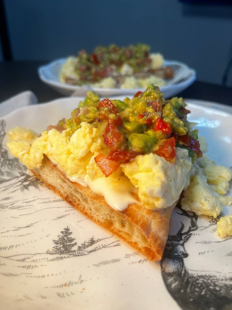 Брускетта с авокадо, болтуньей и беконом