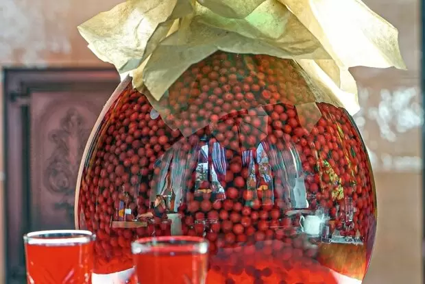 Ароматная наливка «Брусника с розмарином»