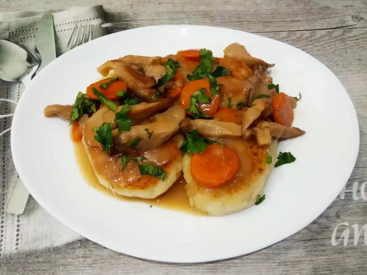 Сытное наслаждение: картофельные котлеты с грибной подливой