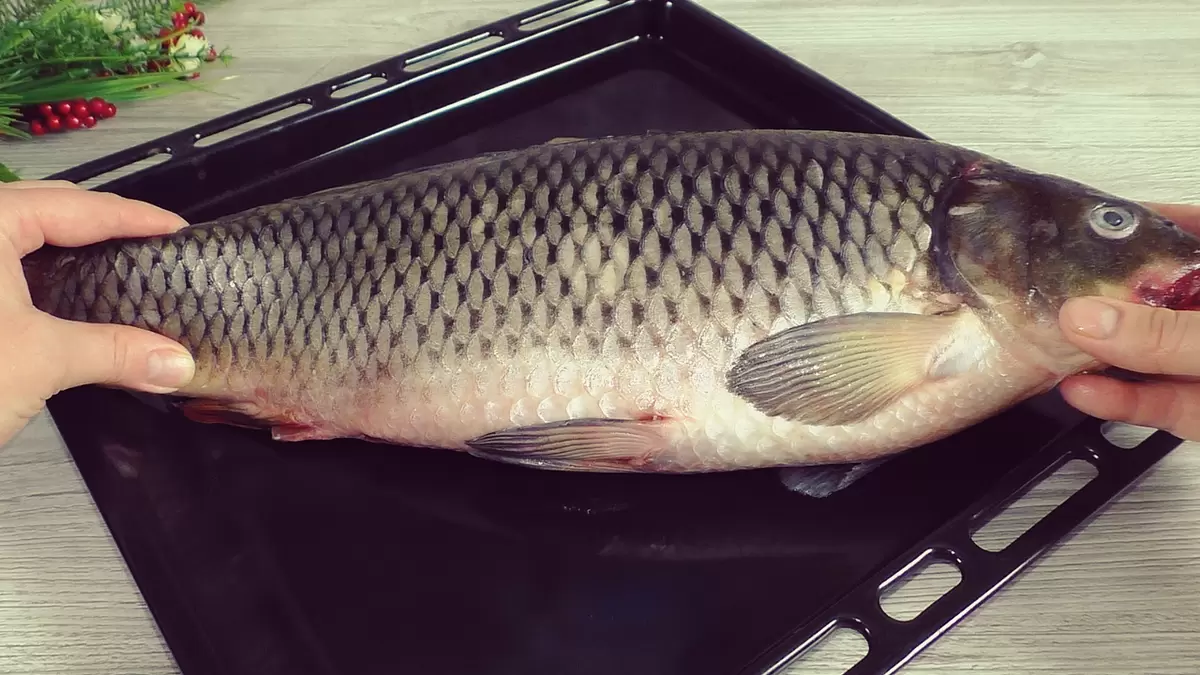 Как быстро очистить рыбу от чешуи без лишних хлопот