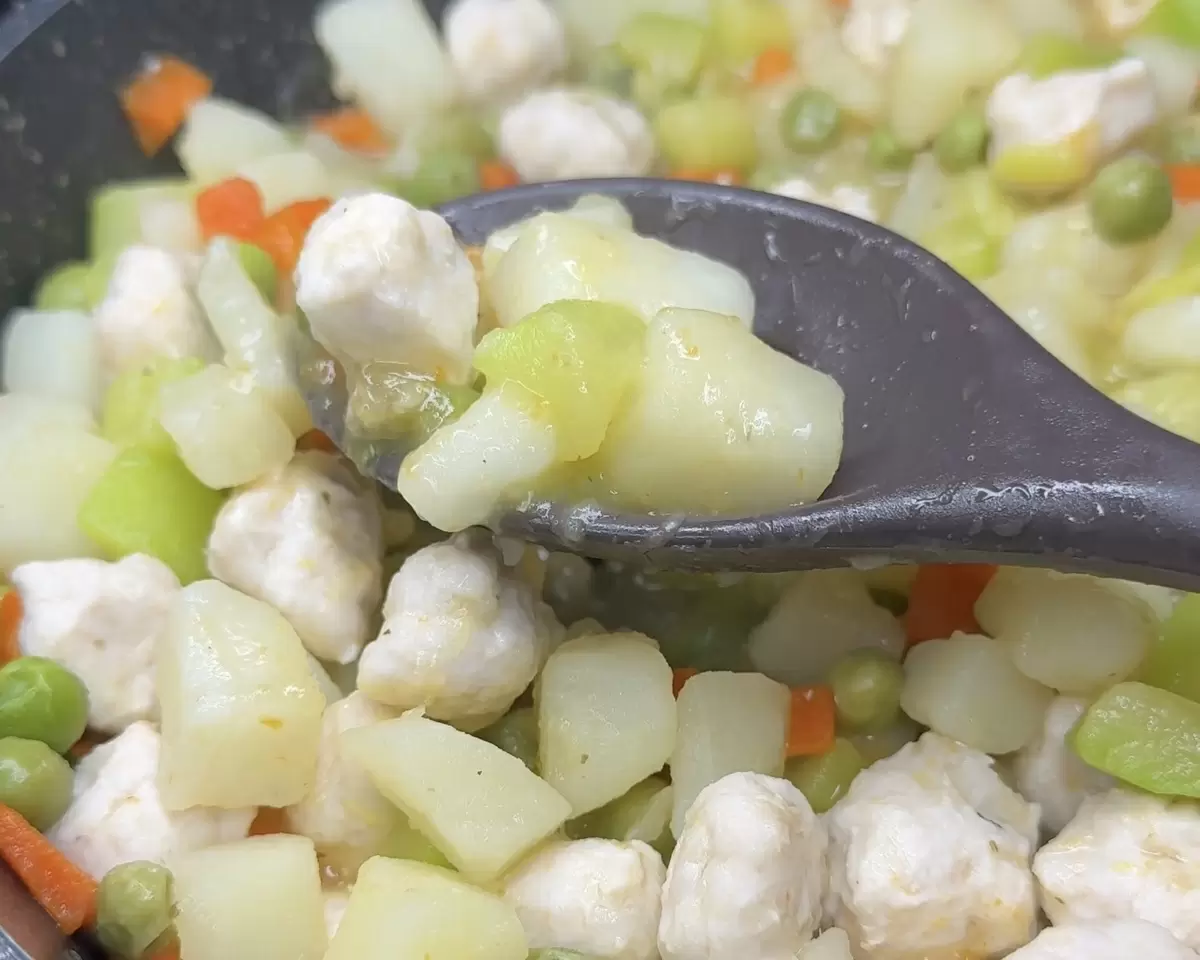 Нежное овощное рагу с куриными шариками: простой и вкусный ужин для ребенка