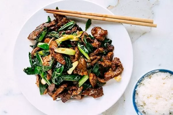 Говядина с зеленым луком: кулинарный шедевр вкусной китайской кухни