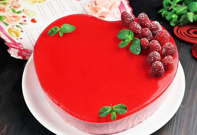 Творожно-клубничный торт на День Святого Валентина: оригинальный десерт своими руками