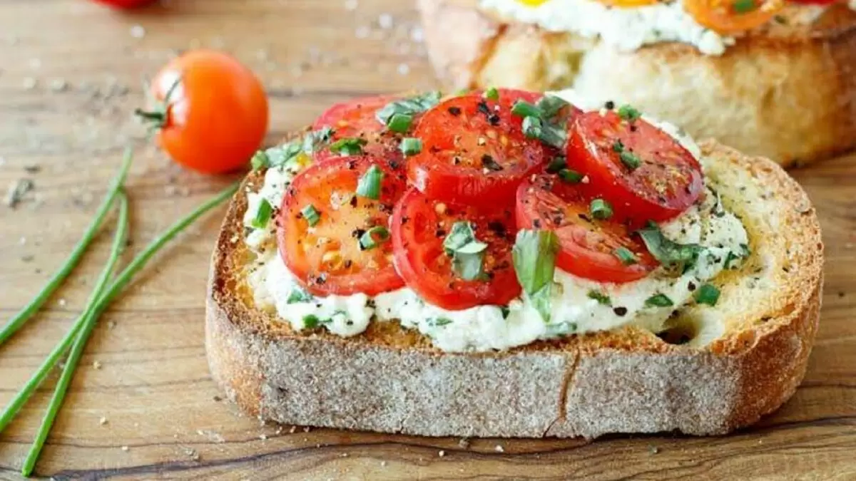 Итальянская брускетта: идеальный перекус с сочными помидорами и базиликом