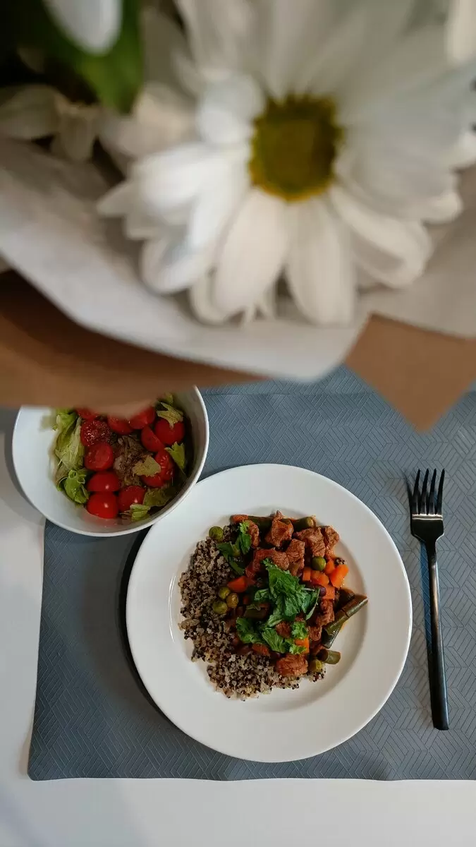 Тушёная говядина с овощами в томатном соусе: быстро и вкусно!